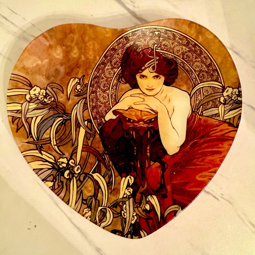 Gatsby style heart shaped dish
